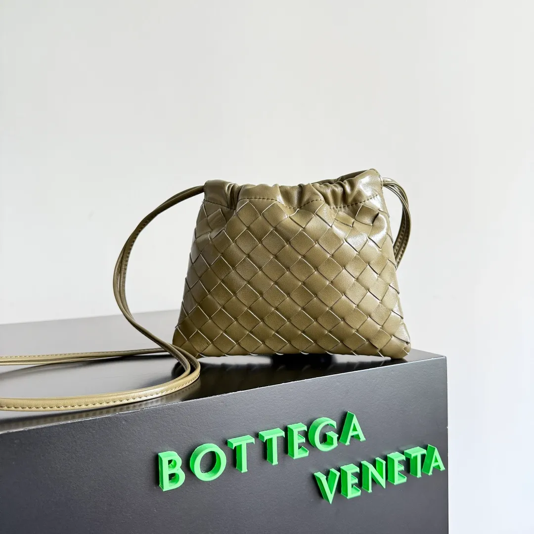 Batch 1400 BOTTEGA VENETA DUSTBAG mini size is officially launched📣📣. It still continues the classic weaving process. The lazy and casual feeling presented by the drawstring pockets is not too suitable for summer. The small back body is light and convenient. It is enough to carry lipstick and tissues when going out every day. It is not easy to make mistakes with any clothes. The shoulder strap has a buckle and pull-out design, which can be adjusted to unlock multiple carrying methods. Style number: 816987 Size: 21*16.6*1cm